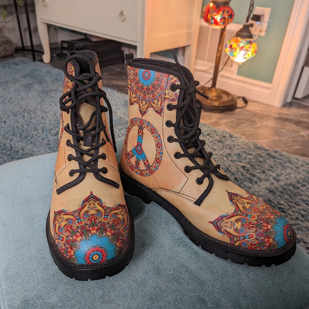 ☮️ Yes We Vibe - Unique Size 8 Boots